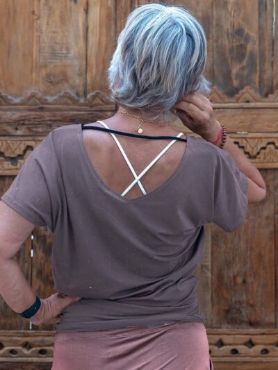 T-shirt resserré sur les hanches et dos décolleté de coloris anthracite