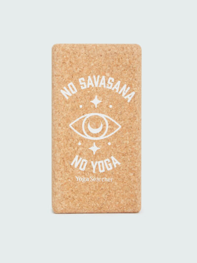 Bloc de yoga en liège avec texte bleu No Savasana No Yoga de la marque Yoga Searcher