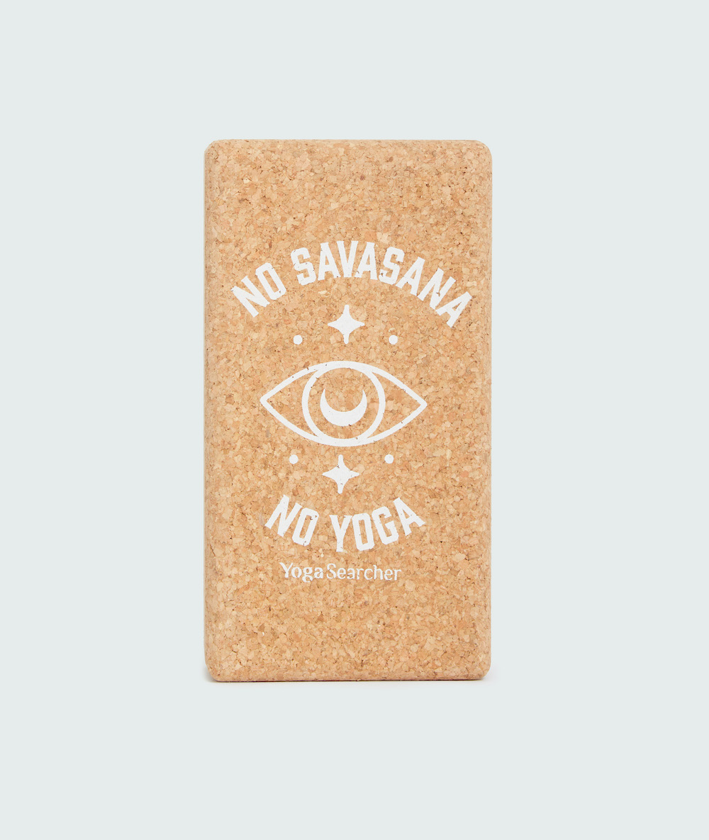 Bloc de yoga en liège avec texte bleu No Savasana No Yoga de la marque Yoga Searcher