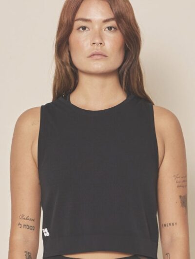 Femme qui porte un débardeur de sport sans manches noir de form crop top