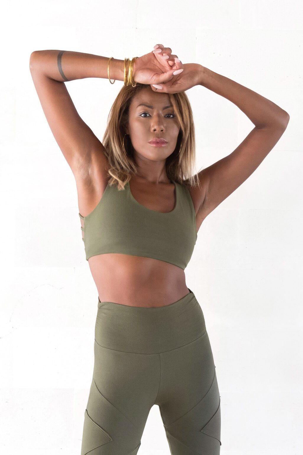 Femme en tenue de sport verte posant debout