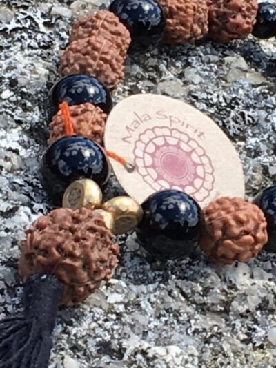 Bracelet style mala avec perles de rudraksha et d'onyx
