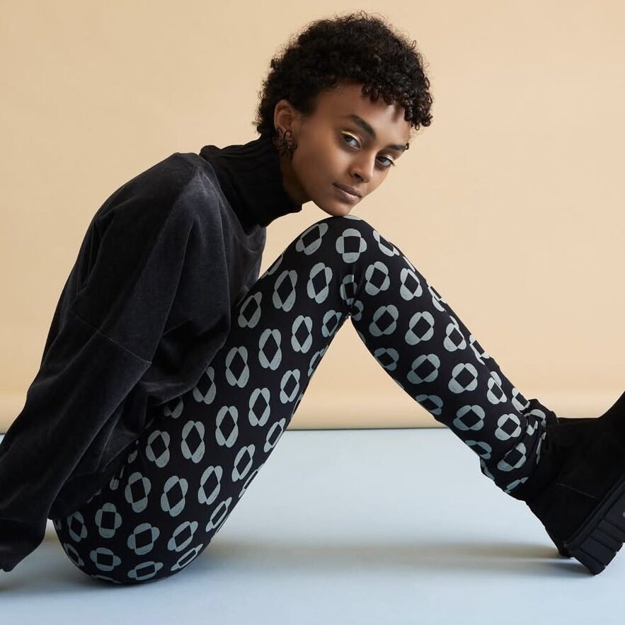 Femme portant un legging à motifs géométriques.
