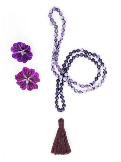 Collier de style mala avec pompon en fils violets et perles semi-précieuses d'améthyste