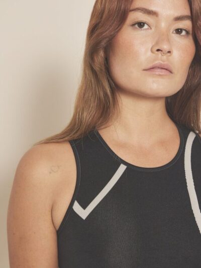 Top noir avec col rond, larges bretelles et dessins graphiques blancs