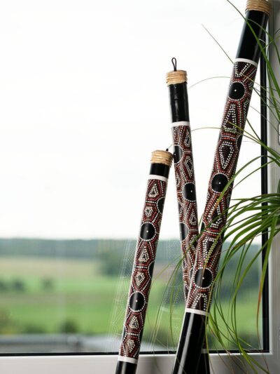 Didgeridoos décoratifs près d'une fenêtre