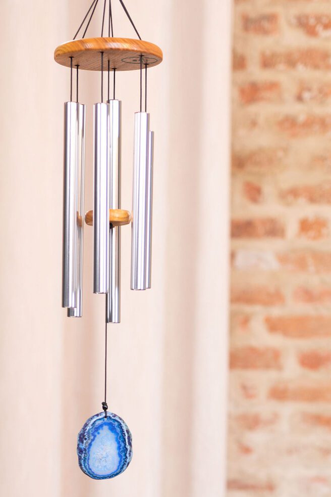 Carillon à vent argenté avec pierre bleue décorative