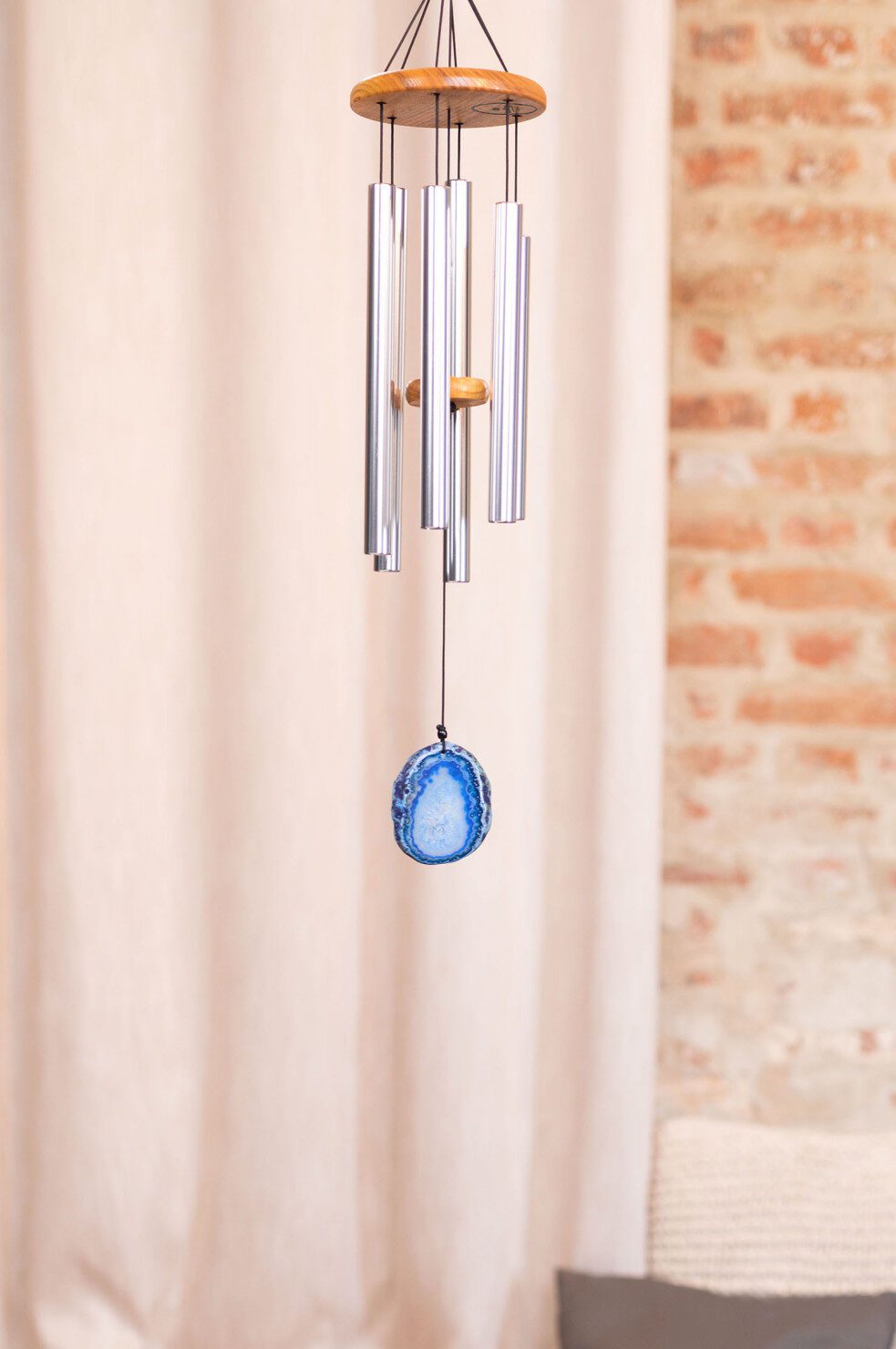 Carillon à vent argenté avec pierre bleue décorative