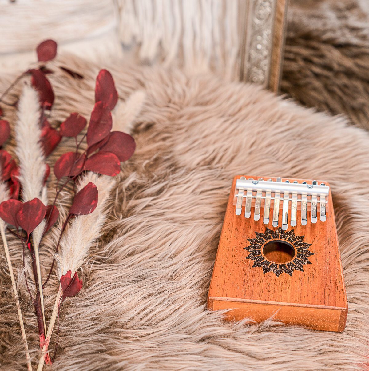 Kalimba en bois sur tapis en fourrure
