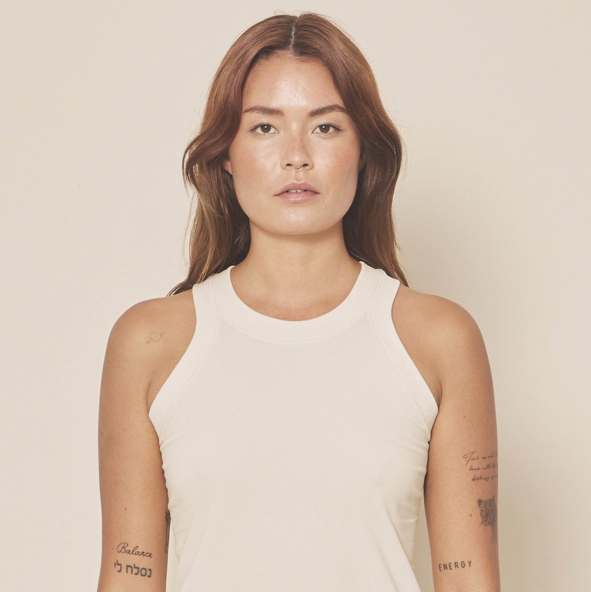 Femme portant un débardeur beige sans manches