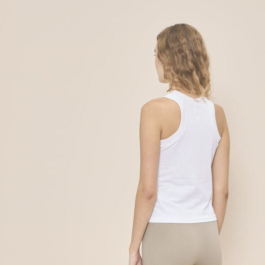 Femme portant un débardeur blanc dos nageur