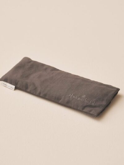 Coussin relaxant gris posé sur fond beige