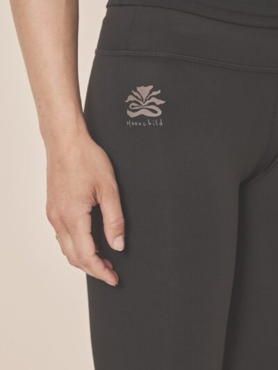 Legging noir avec fleur de lune imprimée sur le côté, taille haute et matière souple et gainante, sans couture