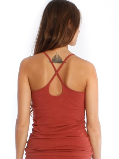 Femme vue de dos avec un débardeur à bterlles fines croisées dans le dos de coloris orange brique