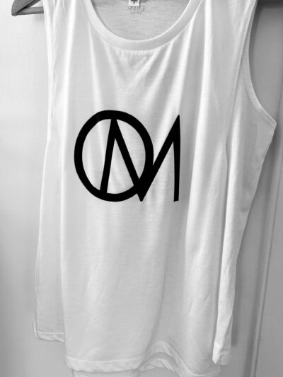 Débardeur sans manches de forme ample et évasée, en tissu coton fluide blanc avec inscription OM en lettres noires