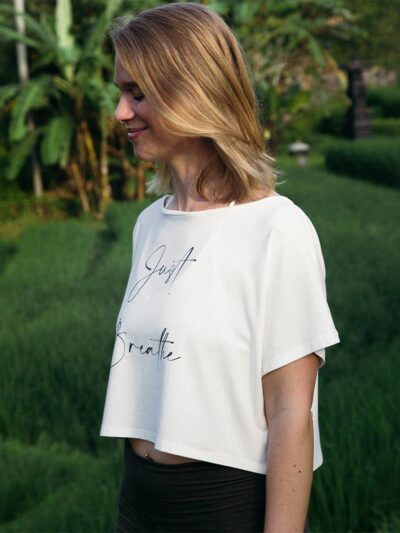 t-shirt crop top court et large avec manches en coloris blanc avec mantra inspirant écrit en lettres noires