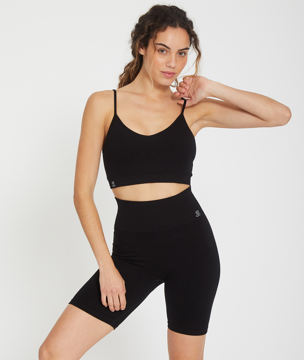 Brassière de yoga Samskara en bambou noir avec Short de yoga Rame en noir, Yoga Searcher