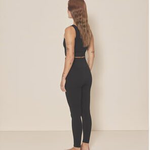 Femme portant une tenue de sport noire