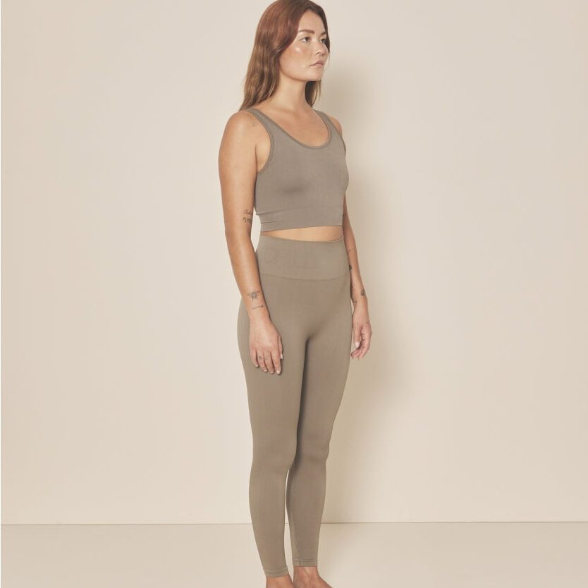 Femme portant un ensemble de sport beige