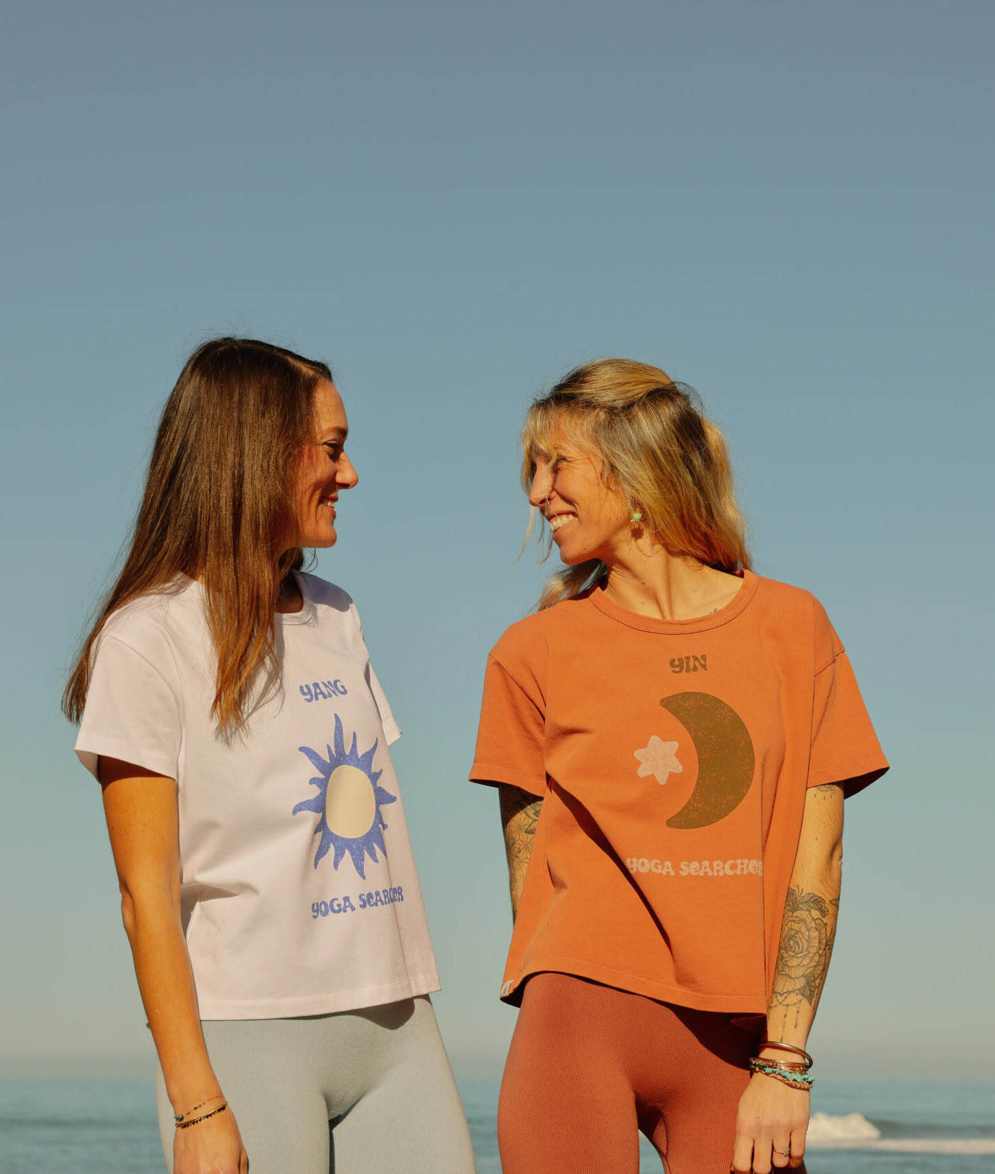Femmes portant des t-shirts de yoga sur la plage