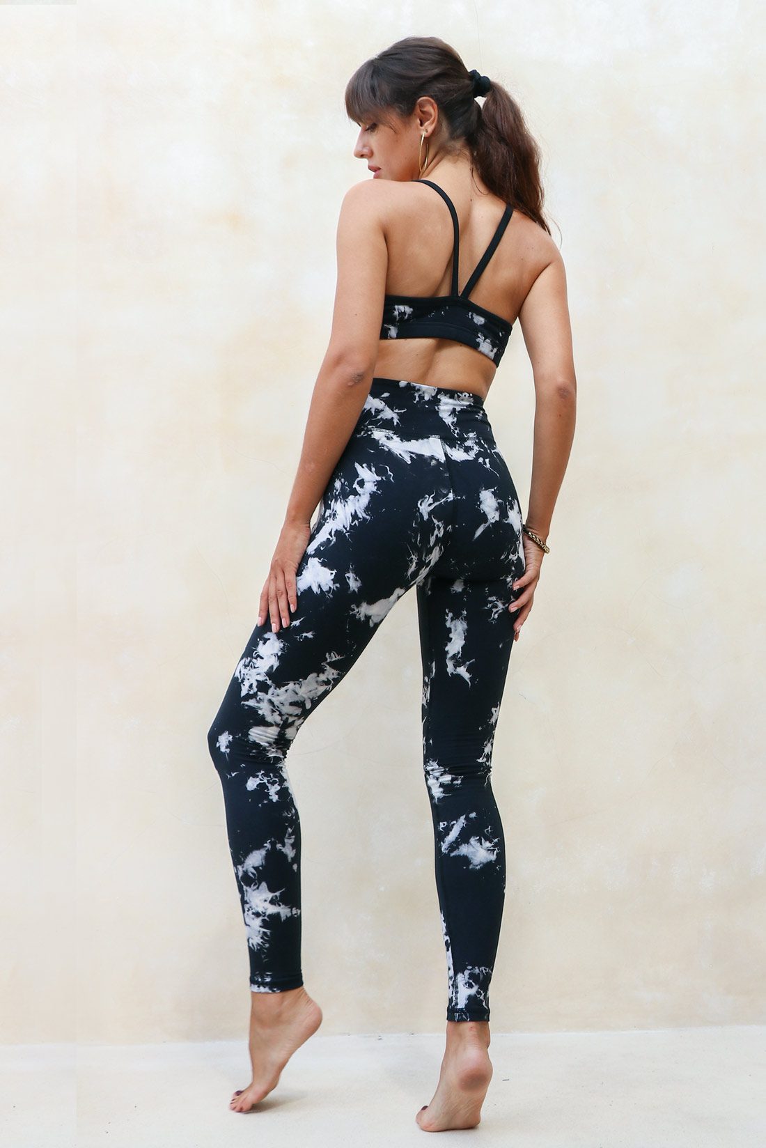 Femme portant ensemble de sport noir et blanc