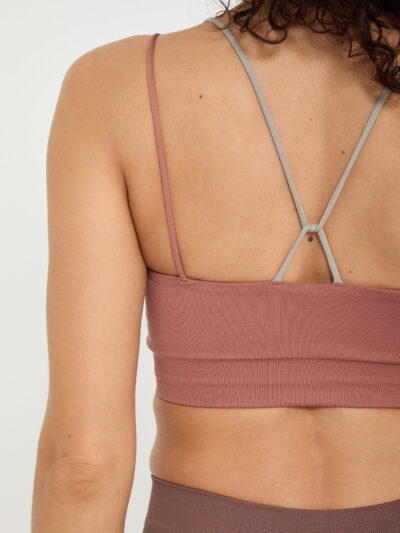 Dos de femme portant une brassière rose