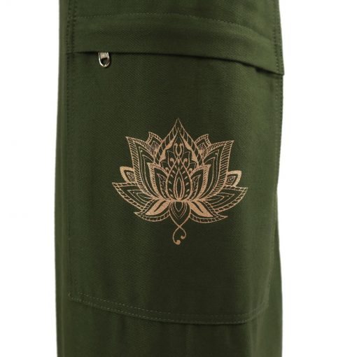 Pantalon vert avec motif lotus brodé.