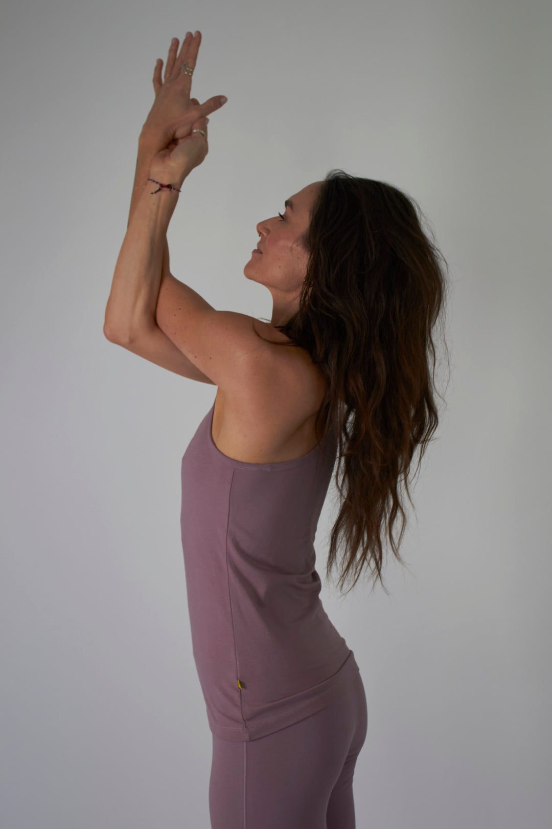 Femme faisant une posture de yoga