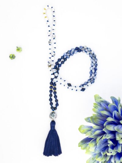Collier de style mala avec pompon en fils bleus et pendant en agate avec perles semi-précieuses blanches et bleues