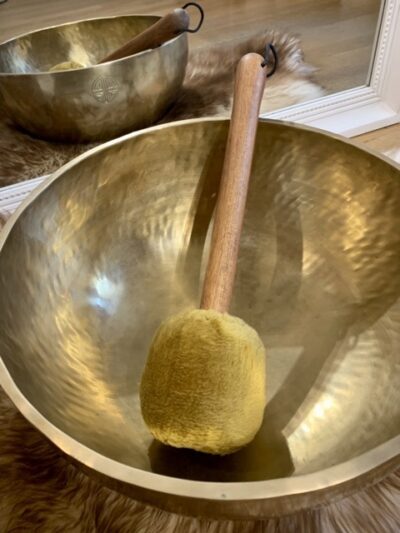 Bol chantant de très grande taille diamètre 43cm et 8 kg, en alliage de métaux traditionnels fait à la main par des artisans au Népal