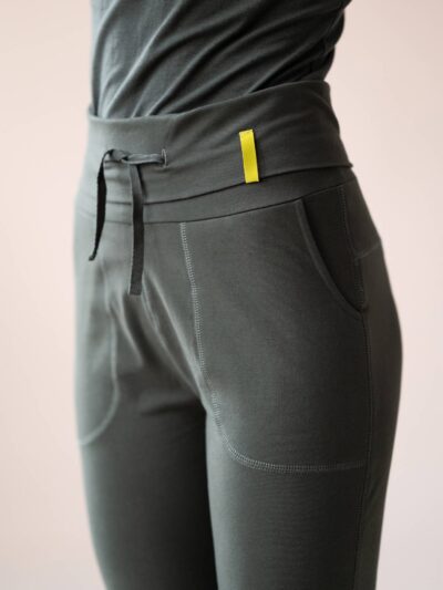 Pantalon vert kaki style legging en coton avec des poches et taille resserrée par un cordon