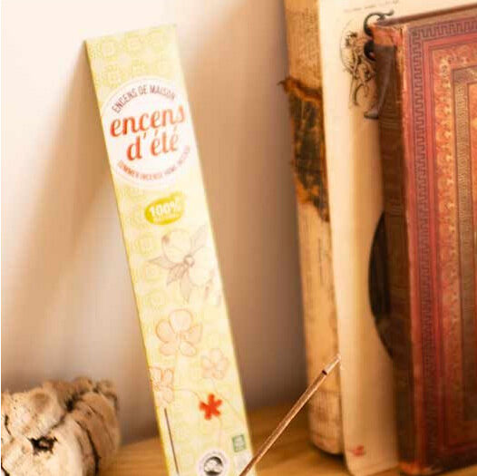 Encens d'été naturel posé près de livres anciens