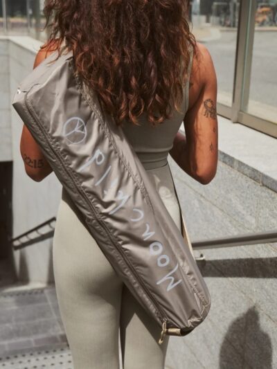 Sacs à tapis de yoga en tissu léger hydrofuge marron glacé avec logo Moonchild