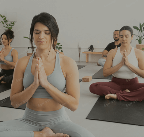 Groupe de personnes pratiquant le yoga en salle