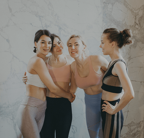 Femmes souriantes en tenue de sport ensemble