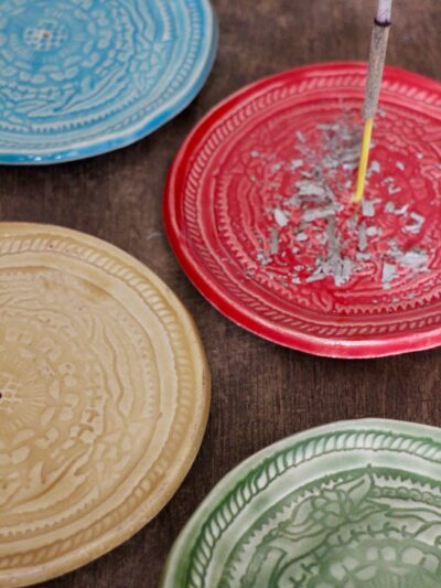 Assiettes à encens de 4 couleurs bleu rouge jaune et vert en céramique peinte