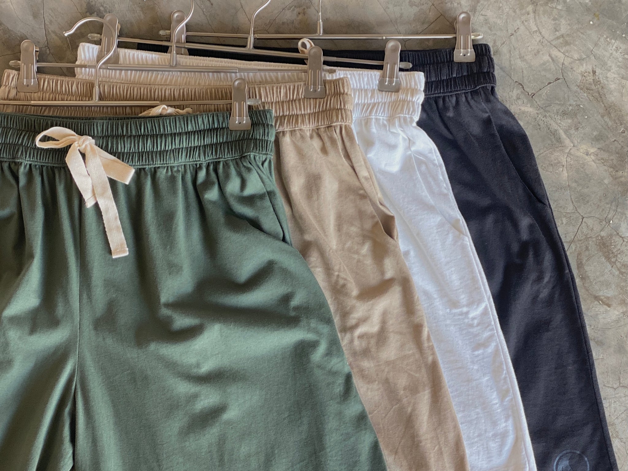 4 shorts en coton de forma large en coloris vert kaki, beige, blanc et anthracite