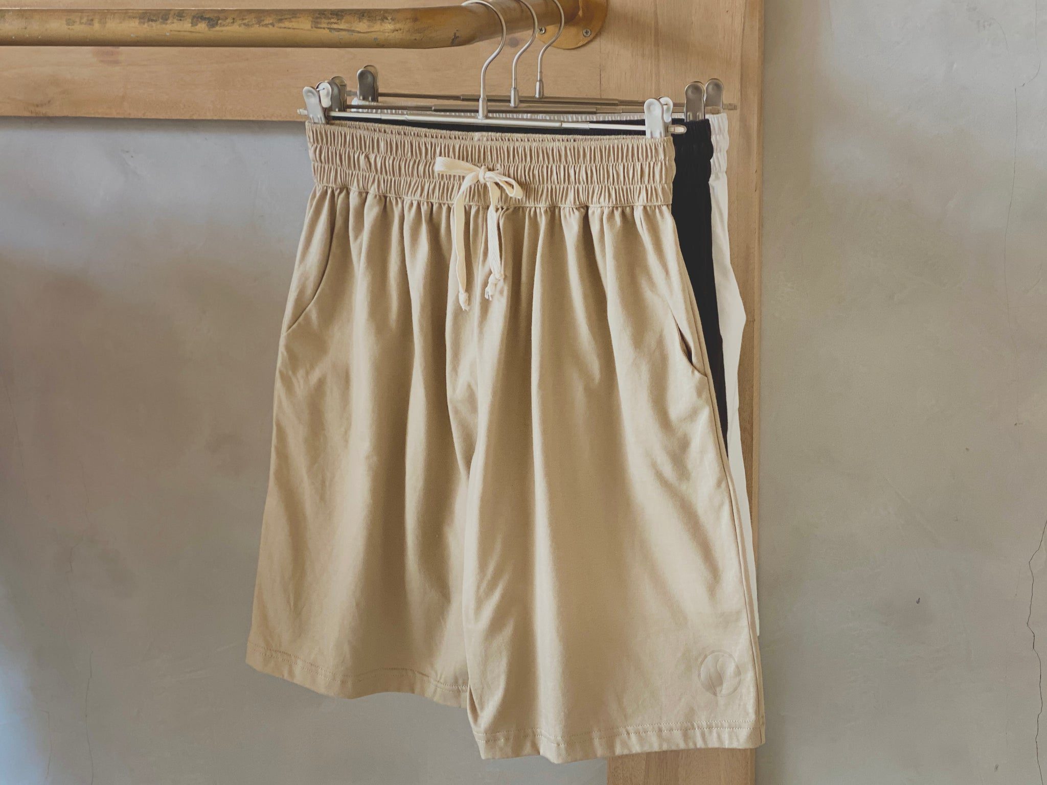 Short beige à taille élastique suspendu sur cintre