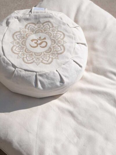 Tapis de méditation zabuton carré en coton écru avec coussin de méditation zafu écru en coton posé dessus de marque Yoga Boutique