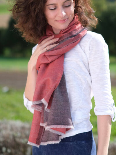 Foulard bicolore rouge et violet noué au cou d'une femme