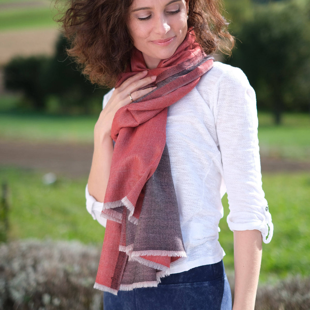 Femme portant une écharpe rouge et grise élégante