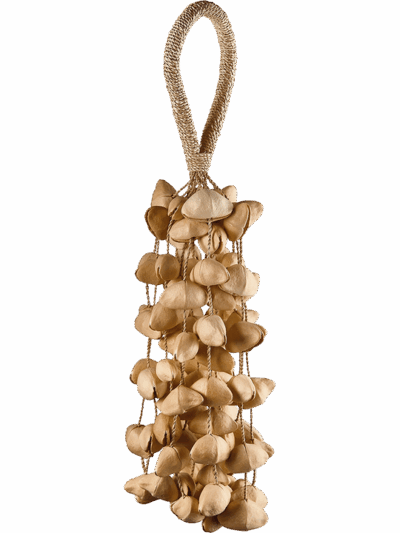 Shaker Kenari avec des coques accrochées à une poignée