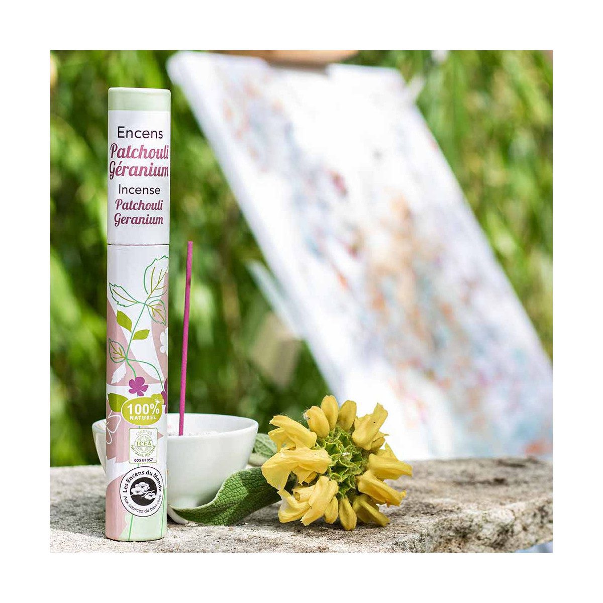 Encens patchouli géranium naturel sur table extérieure
