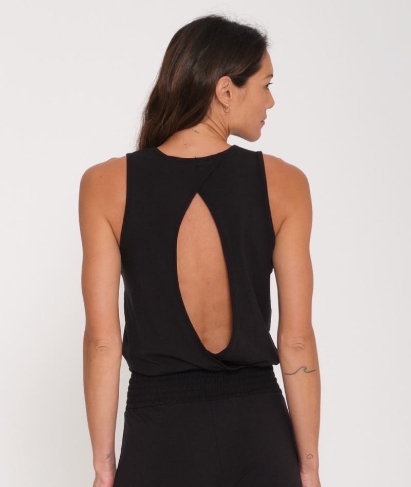 Femme portant un haut noir dos ouvert