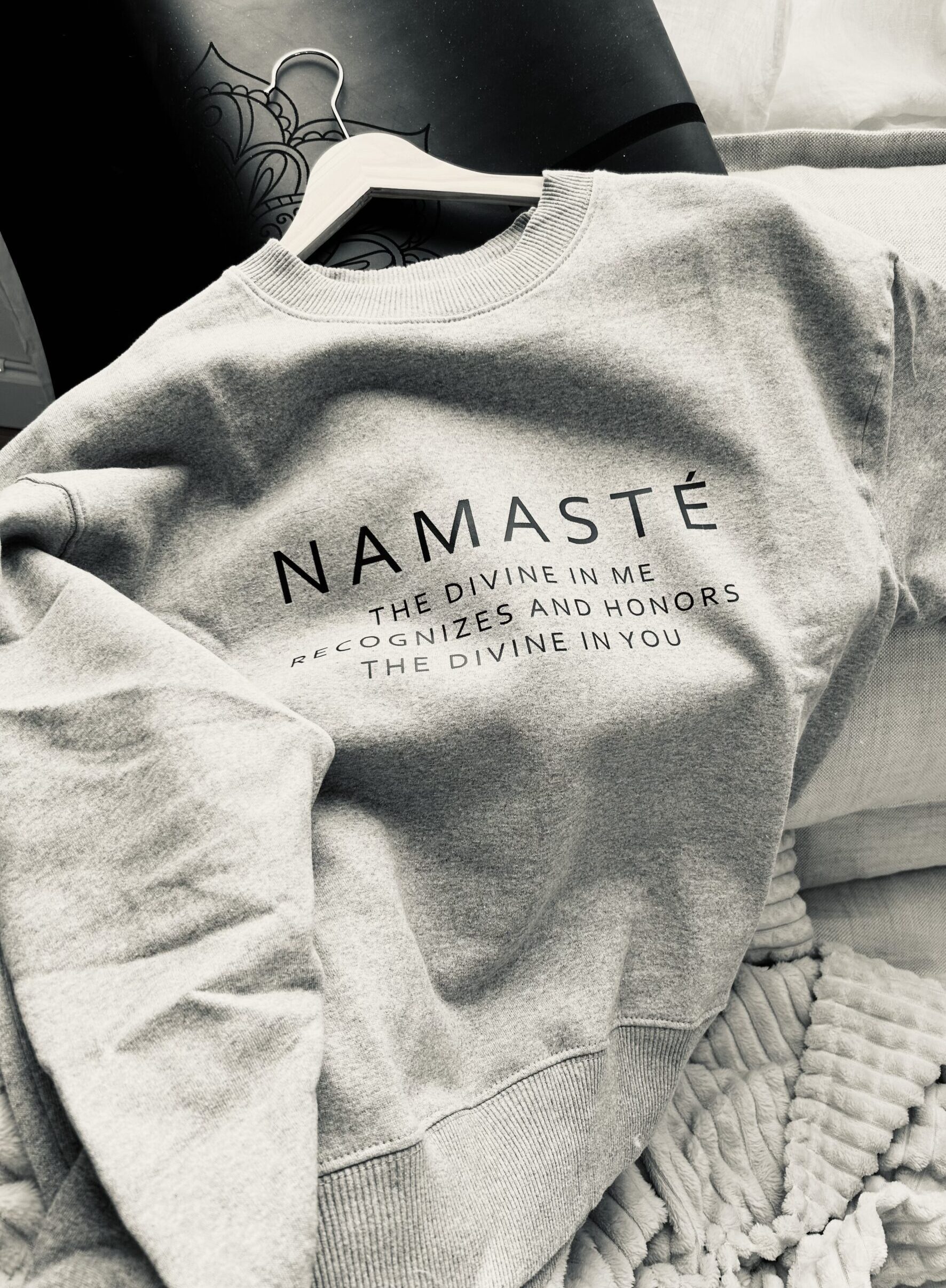 Sweat gris avec inscription Namasté en anglais