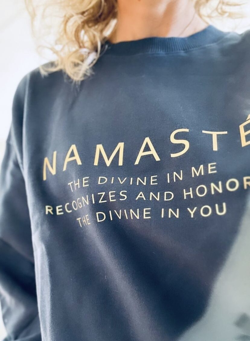 Sweat-shirt bleu avec le mot Namasté imprimé