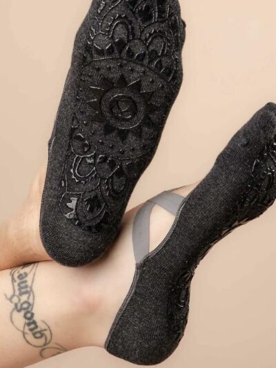 2 pieds chaussés de chaussettes aux semelles antidérapantes pour le pilates et le yoga
