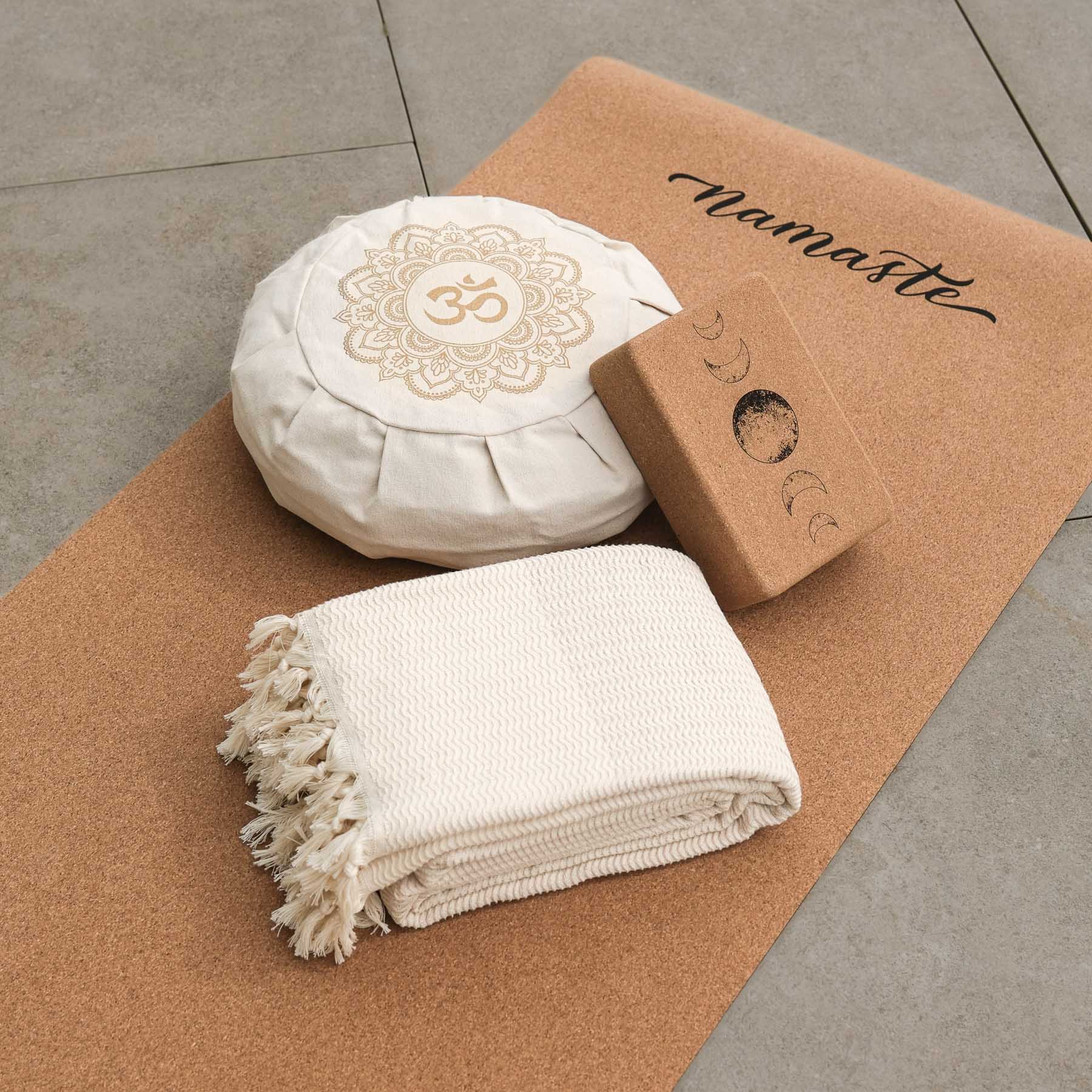 Accessoires de yoga sur tapis en liège