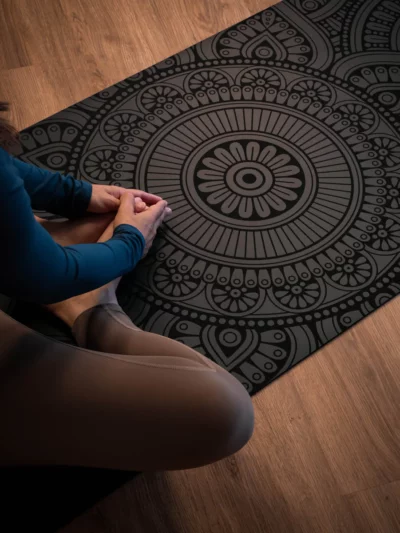 Tapis de yoga noir supergrip avec dessin de lmadalas sur toute sa surface en ton sur ton Yoga Boutique