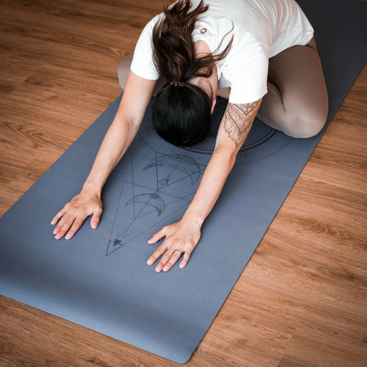 Tapis de yoga bleu supergrip avec dessin de lune en ton sur ton Yoga Boutique